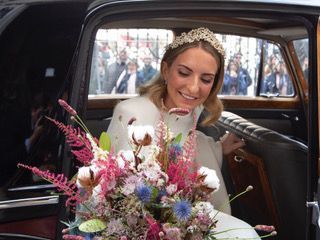 Novia saliendo del coche